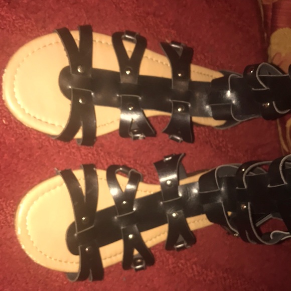 Size 9 FOREVER BLACK GLADIATOR SANDALS - Picture 2 of 8